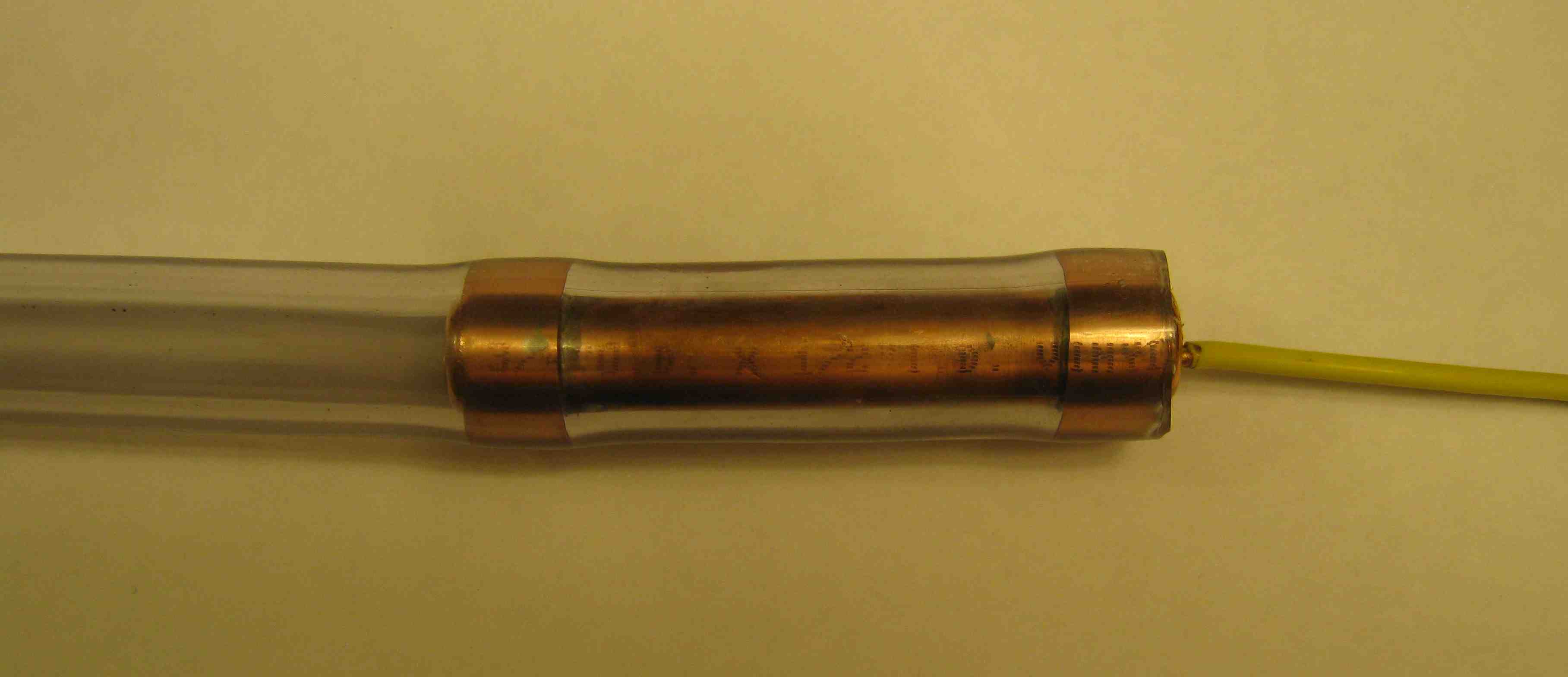 resistor_electrode_inserted.jpg (60660 bytes)